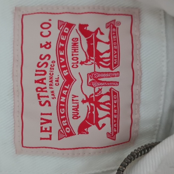 LEVI'S White Denim Raw Hem Slightly Cropped Lightweight Jacket - Picture 7 of 9